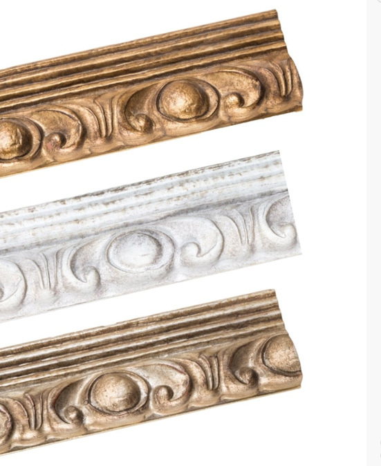 700 Cornice in legno da 7 cm pastellato e lavorato artigianalmente. Il fianco del profilo mostra una preziosa svasatura. Specchio da 4 mm, attacco parete orizzontale e verticale. Producibile su misura a richiesta, prodotto in Italia. Disponibile specchio anti infortunistica. Colori disponibili: Bianco perlato,  Oro antico, Argento antico Specchi accessori arredo bagno Cipí