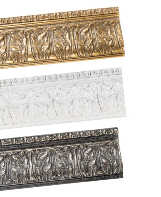 800 Cornice in legno da 7 cm pastellato e lavorato artigianalmente. Il fianco del profilo mostra una preziosa svasatura. Specchio da 4 mm, attacco parete orizzontale e verticale. Producibile su misura a richiesta, prodotto in Italia. Disponibile specchio anti infortunistica. Colori disponibili: Bianco argento, Oro brunito, Argento e piombo Specchi accessori arredo bagno Cipí