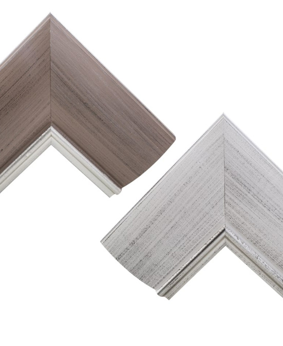 NEMEA Cornice in legno sagomato da 10,5 cm in bianco decapato su fondo argento e bordo interno pastellato in argento in foglia. Specchio da 4 mm, pannello posteriore in MDF, attacco parete orizzontale e verticale Producibile su misura a richiesta, prodotto in Italia. Disponibile anche con specchio anti infortunistica. Specchi accessori arredo bagno Cipí