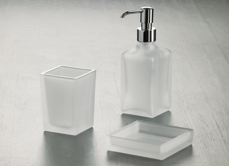 GLASS Serie in vetro bianco: porta sapone, bicchiere e dosatore sapone liquido con pompetta in metallo finitura: Cromo Oggettistica Accessori Moderni Arredo Bagno Stilhaus