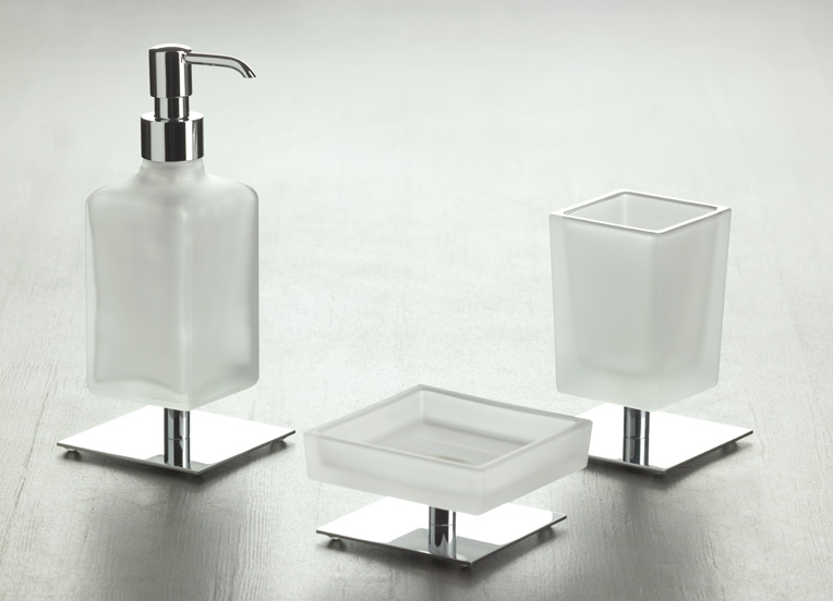 QUID Serie in vetro satinato con base in ottone cromato: porta sapone, bicchiere e dosatore sapone liquido con pompetta in metallo finitura: Cromo Oggettistica Accessori Moderni Arredo Bagno Stilhaus