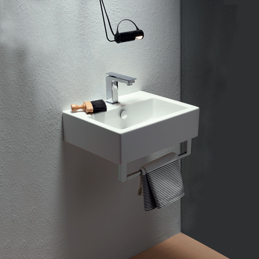 Kube 45x35 colore Bianco Lucido Lavabo con piano ceramico sinistro con foro troppopieno monoforo, predisposto per rubinetteria triforo. Installazione a sospensione e appoggio. Serie Kube Lavabi Gsi