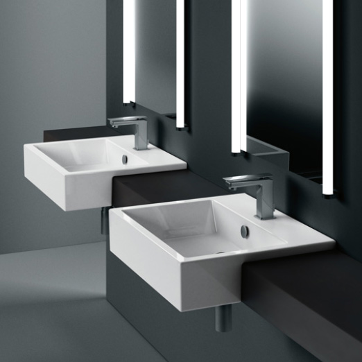 Kube 55x47 colore Bianco Lucido Lavabo con piano ceramico sinistro con foro troppopieno monoforo, predisposto per rubinetteria triforo. Installazione a sospensione e appoggio. Serie Kube Lavabi Gsi