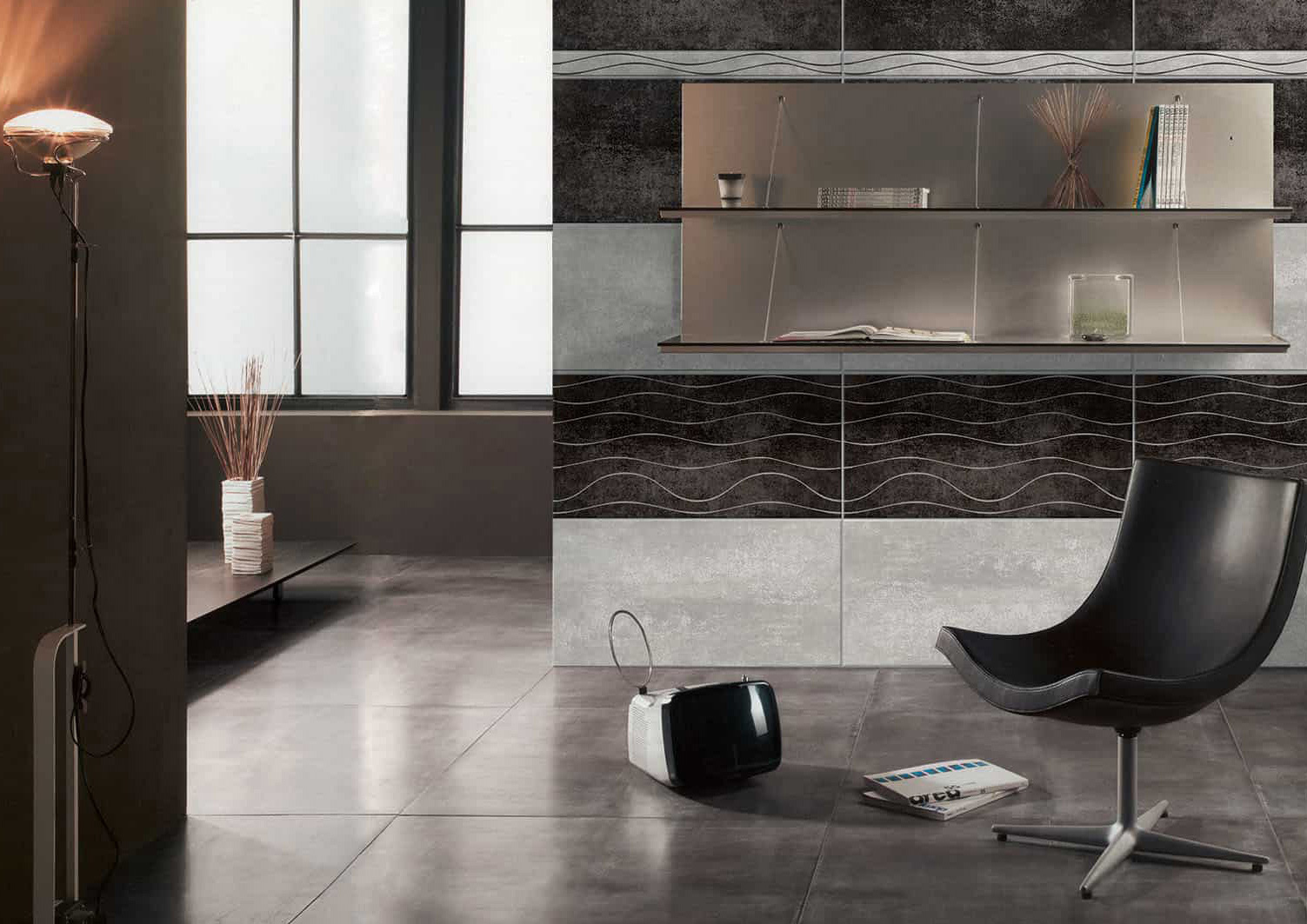 Wall: Nero 30x60 / Grigio 30x60 / Inserto Onde Nero 30x60 / Listello Onde Grigio 5x60 Floor: Nero 60x60 Serie Bora Gres Porcellanato Armonie Piastrelle & Mosaici