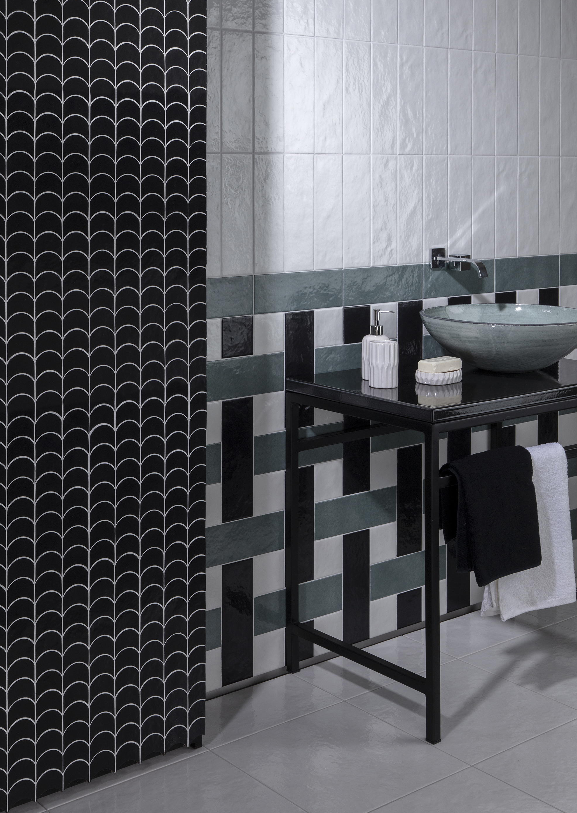 Wall: (Ghiaccio / Azzurro / Nero) 10x30 + (Ghiaccio / Azzurro / Nero) 10x10 + Mosaico Boveda Nero 27,5x30 Floor: Ghiaccio 40x40 Serie OT07026 Cerasarda Piastrelle & Mosaici