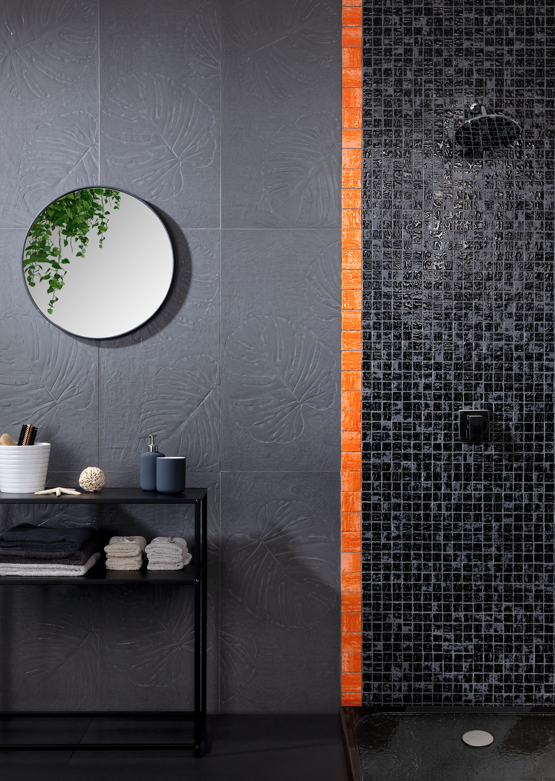 Wall: Grafite Rodo mix 40x80 Rett. + Tinte d'Accento Arancione 6,5x6,5 + Tinte d'Accento Nero 3,2x3,2 Floor: Carbone 80x80 Rett. Serie Abitare la Terra Cerasarda Piastrelle & Mosaici