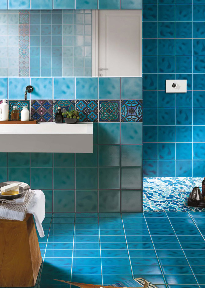 Wall: MAREZZATI > 
Azzurro Mare 20x20 + Turchese Abbamar 20x20 + Gallura classico S/8 20x20 + Floor: Azzurro Mare 20x20 + Mosaico spaccatella bicolore (Azzurro Mare/Turchese Abbamar) Serie Pitrizza & Marezzati Cerasarda Piastrelle & Mosaici