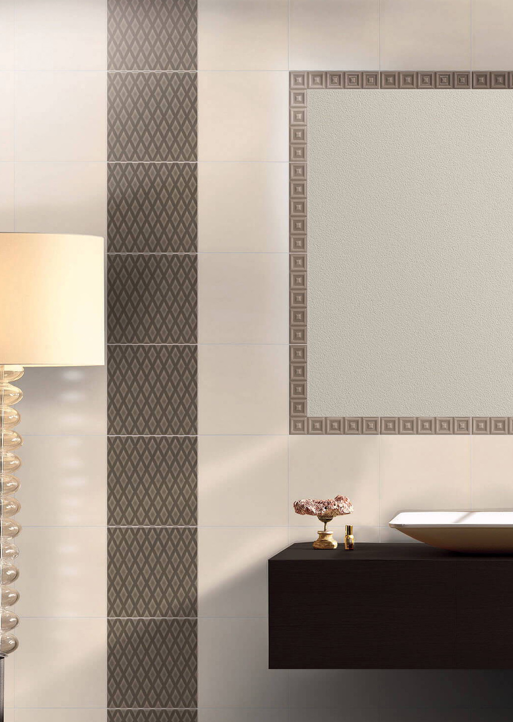 Wall: Crema 20x20 + Parentesi A Castoro 20x20 + Listello Quadra Castoro 4x20 Serie Parentesi Quadra Cerasarda Piastrelle & Mosaici