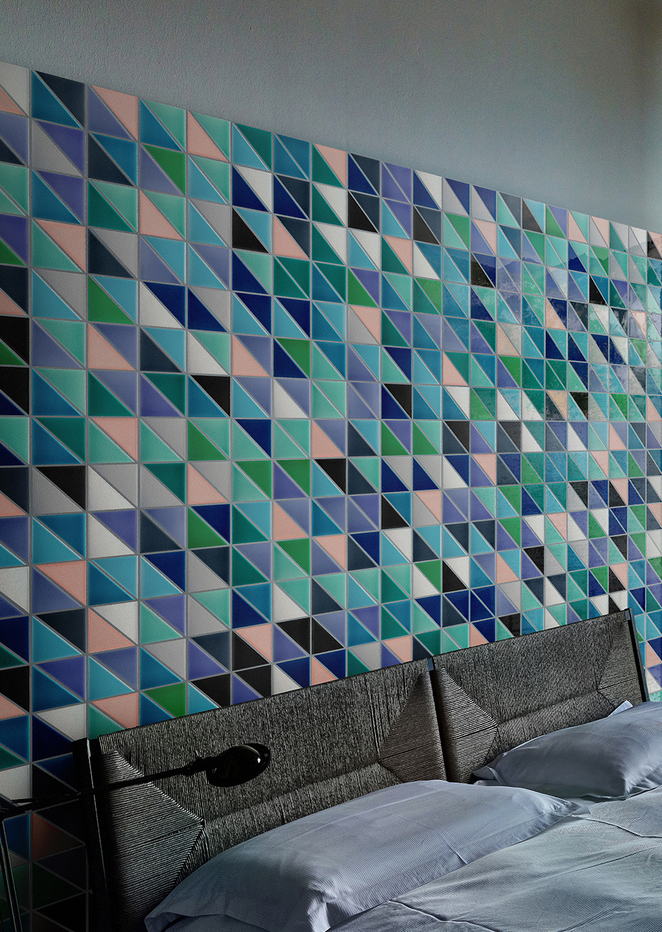 Wall: MAREZZATI > Verde Smeraldo 10x10 + Sigaro Verde Smeraldo 2,5x20 + Listello Onda Verde Smeraldo 5x20 + PITRIZZA > Listello Verde Smeraldo 3x20 Floor: PITRIZZA > Grigio Moyen 20x20 Serie Pitrizza & Marezzati Cerasarda Piastrelle & Mosaici