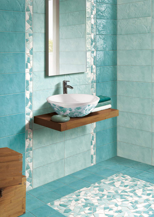 Wall: 20x50,2 (Acqua / Giada) + Fascia Spaccatella Mix Verde 10x40 + Floor: Giada 20x20 + Mosaico Spaccatella Mix Verde 30x30 Serie Trasparenze Marine Cerasarda Piastrelle & Mosaici