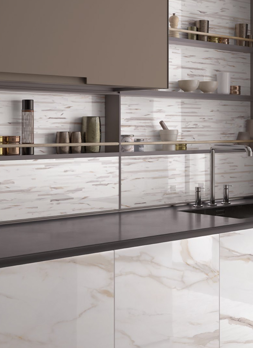 Wall: Doghe Calacatta Gold Canova 120x240 Kitchen: Calacatta Gold Canova 59x118,2 Superfice Lappato Lucido o Naturale Gres Porcellanato Rettificato Tele di Marmo Reloaded Serie Emilceramica Piastrelle & Mosaici