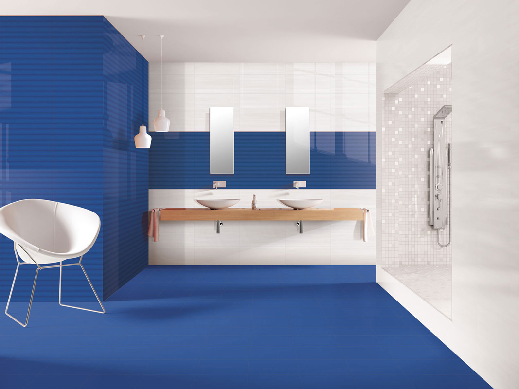 Plain White 20x50 + Mosaico Enjoy Bone 31,6x31,6 + Enjoy Royal Blue 20x50 Rivestimento Pasta Rossa Enjoy Serie Effetto Colorato Ibero Porcelánico Piastrelle & Mosaici