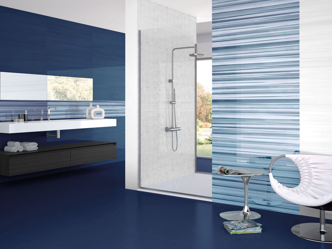 White + Cobalt + Decor Play Cobalt 29x100 Rett. + Mosaico Privilege White 31,6x31,6 Rivestimento Pasta Bianca Privilege Serie Effetto Colorato Ibero Porcelánico Piastrelle & Mosaici