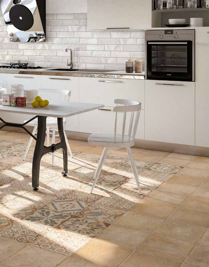 Floor: Vinci 30,6x30,6 + Formella Mix B 30,6x30,6 Naturale Strutturato Bordo Mosso Wall: Manhattan > White Glossy 7,5x30 Country Serie Cotto Il Cavallino Ceramiche Piastrelle & Mosaici